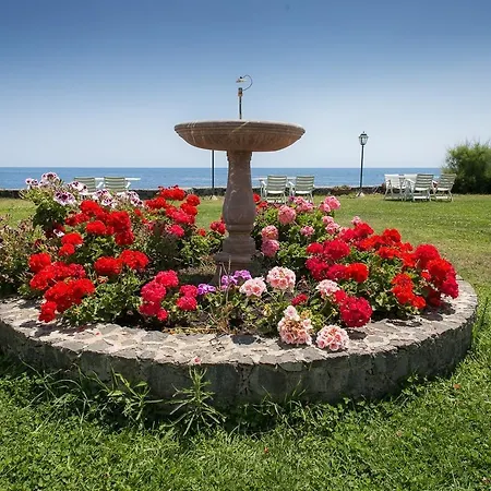 فندق Arathena Rocks 4*